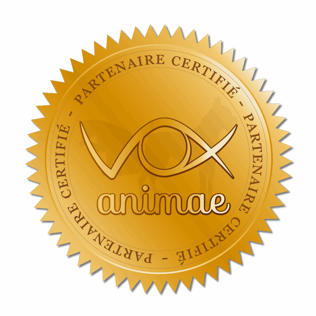 PARTENAIRE CERTIFIÉ vox animae - Sceau de Qualité Or Sceau doré certifié PARTENAIRE CERTIFIÉ avec le logo stylisé 'vox animae' au centre, sur fond subtilement évocateur d'animaux.