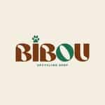 BiBou Upcycling Shop : Mode et Accessoires Réinventés Logo BiBou Upcycling Shop avec police de caractères brune aux formes arrondies et une patte d'animal verte au-dessus du 'i'.